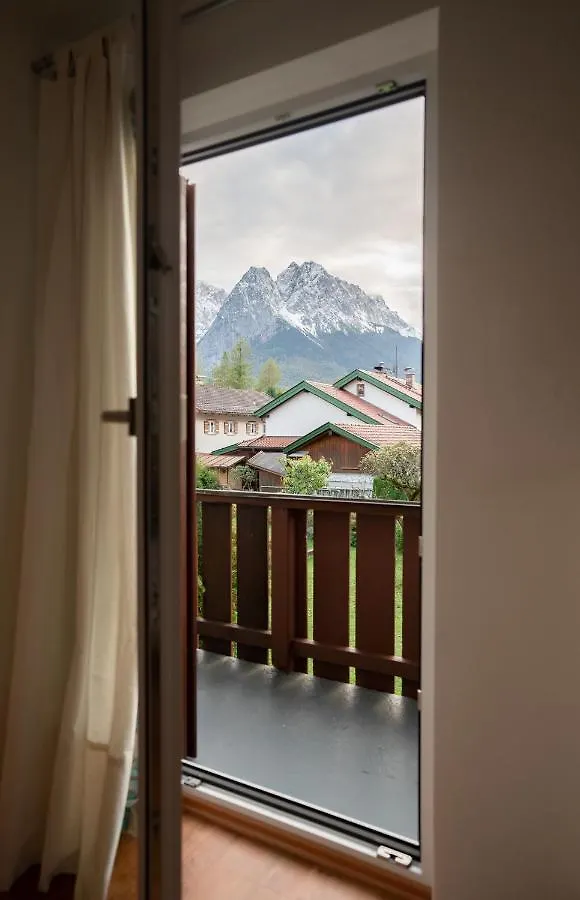 بيت للعطل Haus Mit Wunderschoenem Ausblick Und Garten جارمش بارتنكيرشن